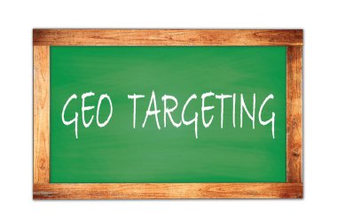 GEO TARGETING yeşil ahşap çerçeve okul tahtasına yazılmış metin.