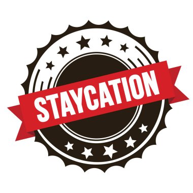 Kırmızı kahverengi rozet damgasında STAYCATION metni.