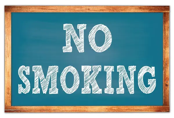 青色の木製フレームの学校の黒板に書かれた禁煙 — ストック写真