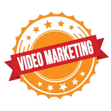 Kırmızı turuncu rozet damgalı VIDEO MARKETING metni.