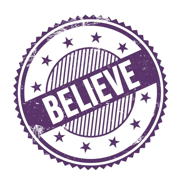 Mor indigo grungy zig zag kenarları yuvarlak mühür üzerine yazılmış BELIEVE metin.