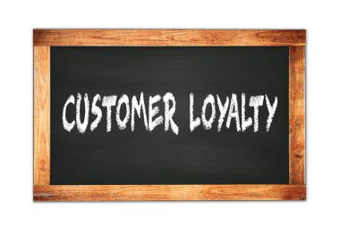 Siyah ahşap çerçeve okul tahtasına yazılmış CUSTOMER sadakat metni.