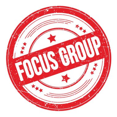 Kırmızı yuvarlak biçimsiz doku damgası üzerine FOCUS GROUP metin.