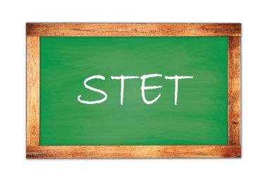 Yeşil ahşap çerçeve okul tahtasına yazılmış STET metni.