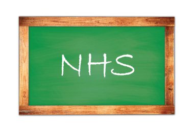 Yeşil ahşap çerçeve okul tahtasına yazılmış NHS metni.