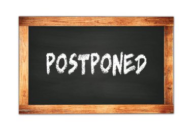 Siyah ahşap çerçeve okul tahtasına yazılmış POSTPONED metin.