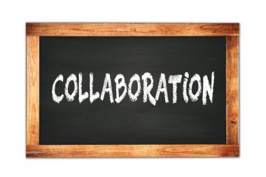 Siyah ahşap çerçeve okul tahtasına yazılmış KOLLABORATION metni.