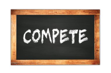 COMPETE siyah ahşap çerçeve okul tahtasına yazılmış metin.