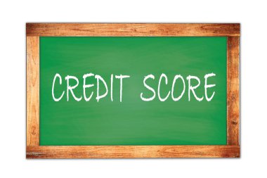 Yeşil ahşap çerçeve okul tahtasına yazılmış CREDIT skor metni.