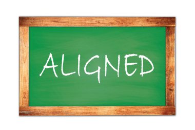 Yeşil ahşap çerçeve okul tahtasına yazılmış ALIGNED metin.