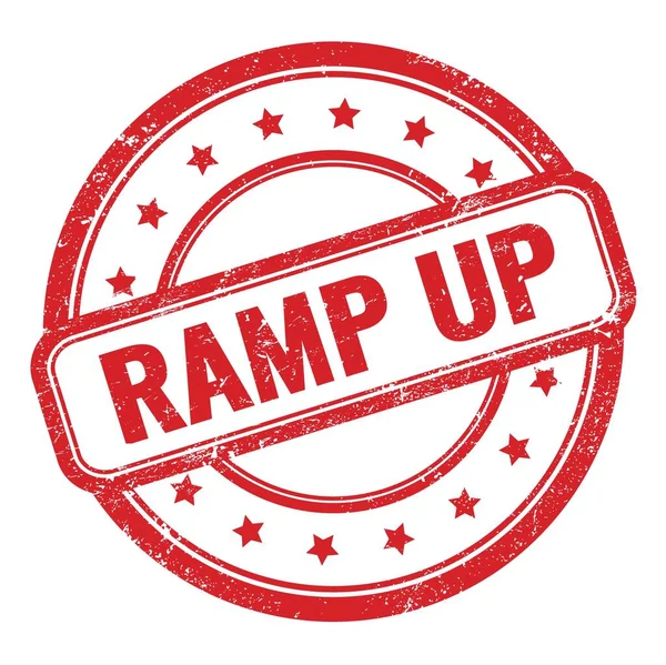 Kırmızı, kirli, eski, yuvarlak, lastik damga üzerine RAMP UP metin.