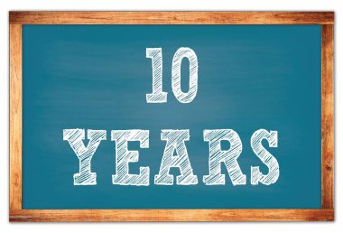 Mavi ahşap çerçeve okul tahtasına 10 Yıl Yazılmış