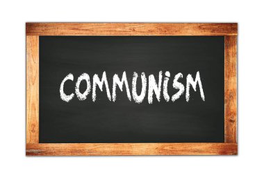 Siyah ahşap çerçeve okul tahtasına yazılmış COMUNISM metni.