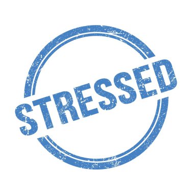 Mavi grungy vintage yuvarlak pulla yazılmış STRESED metni.