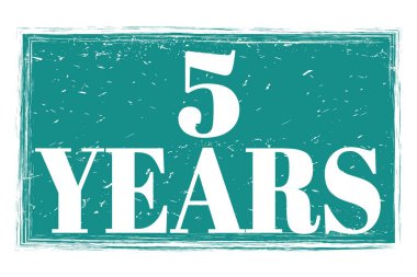 5 YIL, mavi grungy mühür işareti üzerine yazılmış kelimeler