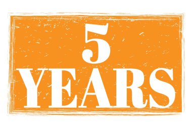 5 YIL, turuncu grungy işareti üzerine yazılmış kelimeler.