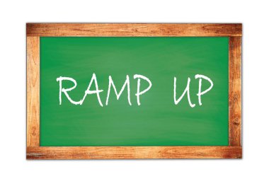 Yeşil ahşap çerçeve okul tahtasına yazılmış RAMP UP metni.