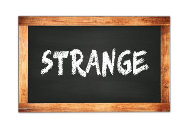 STRANGE metni siyah ahşap çerçeve okul tahtasına yazılmış.