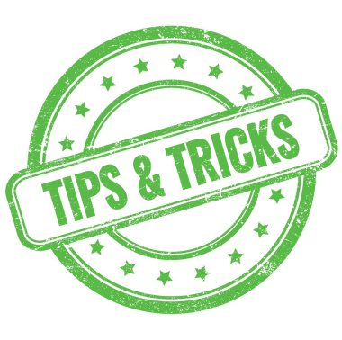 TİPS & TRICKS yeşil antika lastik mühür üzerindeki metni.