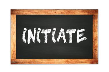Siyah ahşap çerçeve okul tahtasına yazılmış INITIATE metni.