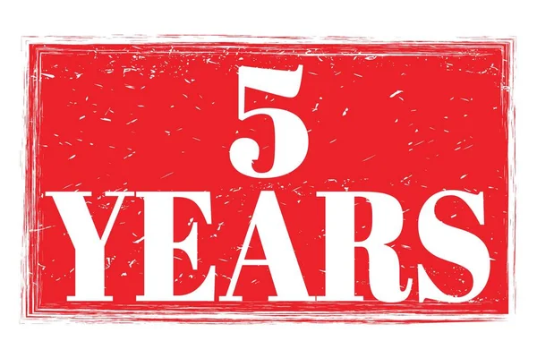 5 YIL, kırmızı pul üzerine yazılmış kelimeler.