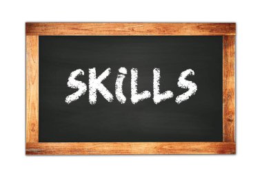 Siyah ahşap çerçeve okul tahtasına SKILLS metin.