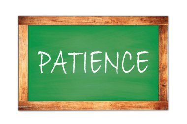 PATENCE yeşil ahşap çerçeve okul tahtasına yazılmış metin.
