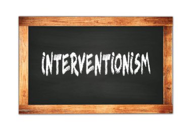 Siyah ahşap çerçeve okul tahtasına yazılmış INTERVENTIONISM metni.