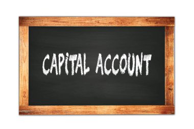 Siyah ahşap çerçeve okul tahtasına yazılmış CAPITAL ACCOUNT metni.