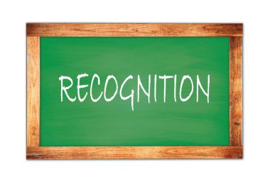 RECOGNITION yeşil ahşap çerçeve okul tahtasına yazılmış metin.