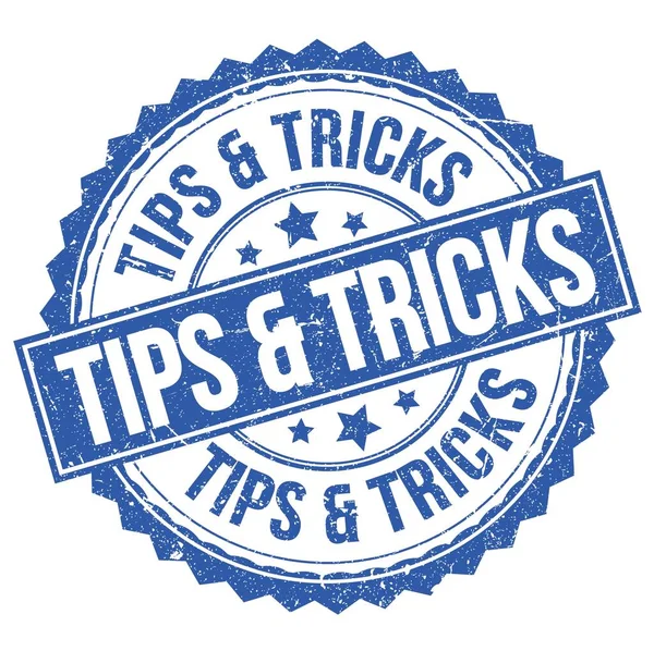 İpucu & TRICKS metni mavi yuvarlak pul işareti üzerine yazıldı