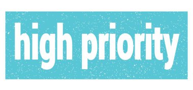 yüksek öncelikli metin mavi grungy pul işareti üzerine yazılmış.