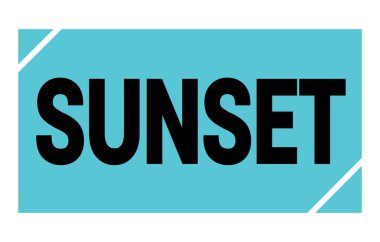 Mavi-siyah dikdörtgen işareti üzerine yazılmış SUNSET metni.