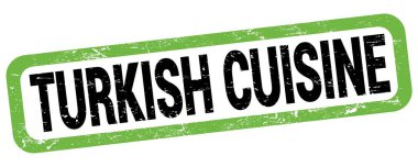 Yeşil-siyah dikdörtgen işareti üzerine yazılmış TURKISH CUISINE metni.
