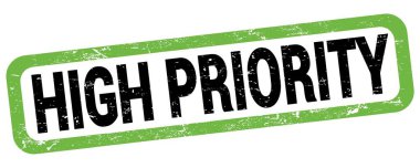 Yeşil-siyah dikdörtgen işareti üzerine yazılmış Yüksek Özellik metni.