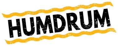 Sarı-siyah çizgi işareti üzerine yazılmış HUMDRUM metni.