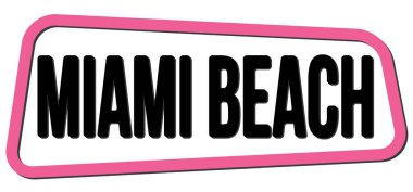 MIAMI BEACH metni pembe-siyah trapez işareti üzerine yazılmış.