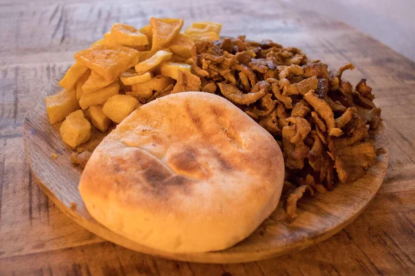 Shoarma patates tabağı sipariş etti.