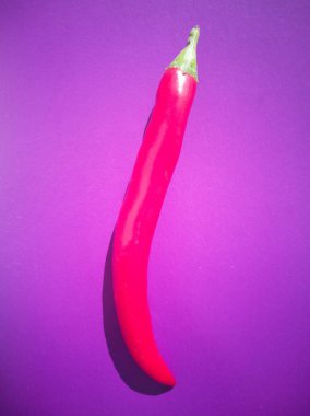 Mor arka planda kırmızı biber