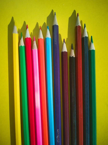 Hermosos Lápices Colores Sobre Fondo Amarillo — Foto de Stock