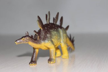 Beyaz arka planda Stegosaurus oyuncak dinozoru