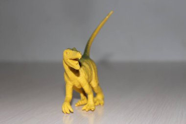 Beyaz arka planda oyuncak dinozor