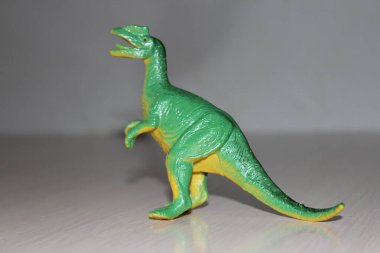 Beyaz arka planda oyuncak dinozor