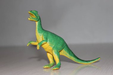 Beyaz arka planda oyuncak dinozor