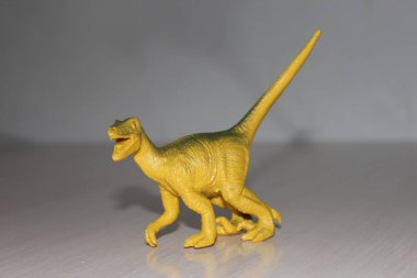 Beyaz arka planda oyuncak dinozor
