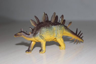 Beyaz arka planda Stegosaurus oyuncak dinozoru