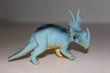 Triceratops beyaz arka planda oyuncak dinozor