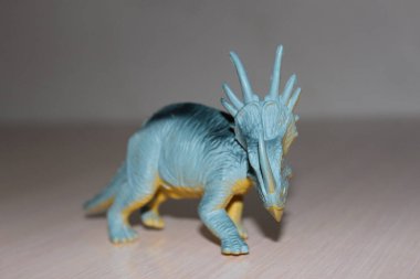 Triceratops beyaz arka planda oyuncak dinozor