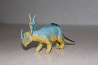 Triceratops beyaz arka planda oyuncak dinozor