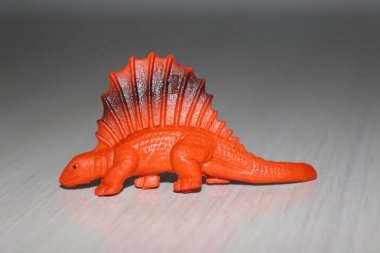 Beyaz arka planda oyuncak dinozor